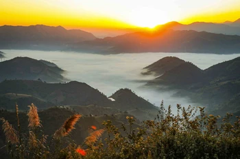 Aube sur la mer de nuages au col de Keo Lom, province de Diên Biên