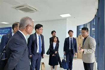 Des entreprises japonaises visitent et découvrent l'écosystème des startups et de l'innovation au Parc logiciel n°2. Photo : VNA
