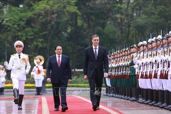 Cérémonie d'accueil officielle en l’honneur du Premier ministre espagnol, Pedro Sánchez, en visite officielle au Vietnam du 8 au 10 avril. Photo: VNA 