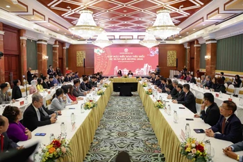 La réunion entre le président du Comité populaire de Hanoï, Vu Dai Thang, et la délégation de Vietnamiens d’outre-mer. Photo: VNA