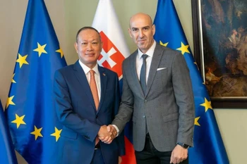L'ambassadeur du Vietnam en Slovaquie, Pham Truong Giang (gauche), et le conseiller du ministre slovaque de l'Intérieur, Ladislav Csemi. Photo: VNA