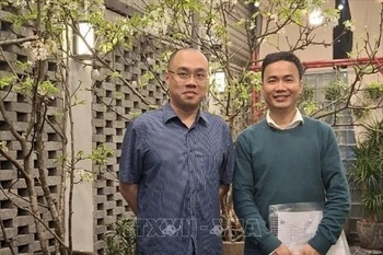 Le professeur associé et docteur Pham Quoc Nghi (droite) pose pour une photo avec le professeur agrégé Tran Hai Duc, de l'Université des sciences de Hanoï. Photo : VNA