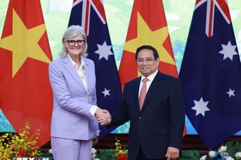 Le Premier ministre Pham Minh Chinh et la Gouverneure générale d’Australie, Sam Mostyn. Photo: VNA