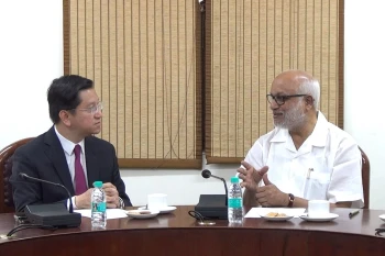 L'ambassadeur du Vietnam en Inde, Nguyen Thanh Hai, lors d'une rencontre le 12 mai avec le secrétaire général du CPI-M, M.A. Baby. Photo: VNA