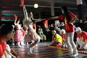 danse du bambou vietnamien lors de l'événement. Photo: VNA