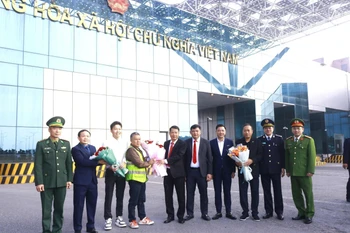 Dans la matinée du 1er janvier, la première cargaison importée à Quang Ninh à l’occasion du Nouvel An 2026 est entrée par le poste-frontière de Bac Luan 2. les autorités locales ont accueilli et félicité les entreprises d’import-export concernées. Photo: VNA