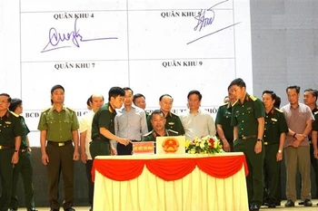 Cérémonie de lancement d’une campagne contre la pêche INN. Photo: VNA