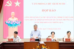 Le chef adjoint du Bureau présidentiel, Can Dinh Tai, préside la conférence de presse. Photo : VNA