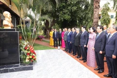 Le président vietnamien, Luong Cuong, accompagné de son épouse et d’une délégation de haut niveau, a déposé le 7 août des fleurs au buste du Président Hô Chi Minh au sein de l’ambassade du Vietnam à Luanda. Photo: VNA