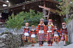 Des provinces comme Tuyen Quang et Gia Lai mettent désormais en avant des produits touristiques diversifiés, de l’écotourisme à la culture ethnique, tout en cherchant à renforcer infrastructures et formation professionnelle pour attirer davantage de visiteurs et stimuler l’économie régionale. Photo: qdnd.vn