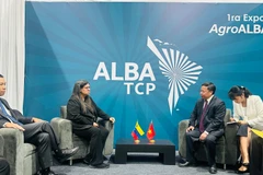 Séance de travail entre la vice-ministre vénézuélienne des Affaires étrangères, Tatiana Pugh, et le professeur Nguyen Hong Son, directeur de l’Académie vietnamienne des sciences agricoles (VAAS). Photo : Ambassade du Vietnam au Venezuela