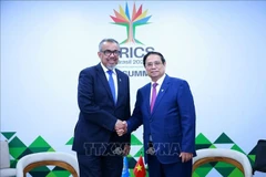 Le Premier ministre Pham Minh Chinh (droite) et le directeur général de l'Organisation mondiale de la santé (OMS), Tedros Adhanom Ghebreyesus. Photo: VNA