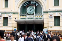 La Poste centrale de Saigon accueille de nombreux visiteurs à l'occasion du 50e anniversaire de la Libération du Sud et de la Réunification nationale. Photo : VNA