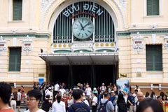 La Poste centrale de Saigon accueille de nombreux visiteurs à l'occasion du 50e anniversaire de la Libération du Sud et de la Réunification nationale. Photo : VNA