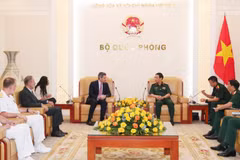 Le ministre vietnamien de la Défense, Phan Van Giang, reçoit le sous-secrétaire d’État italien à la Défense, Matteo Perego di Cremnago. Photo: VNA