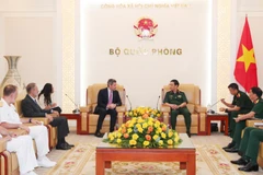 Le ministre vietnamien de la Défense, Phan Van Giang, reçoit le sous-secrétaire d’État italien à la Défense, Matteo Perego di Cremnago. Photo: VNA