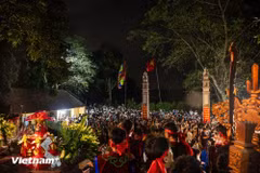 Les villageois allument d’immenses torches pour "éclairer le chemin" du génie Tan vers la maison communale de Tuong Phieu
