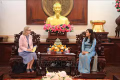 La consule générale d'Australie à Ho Chi Minh-Ville, Sarah Hooper, et la vice-présidente du Comité populaire municipal de Can Tho, Nguyen Thi Ngoc Diep. Photo: VNA