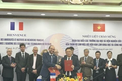 Séance de travail entre l'Académie des sciences et technologies du Vietnam et une délégation d'instituts de recherche nationaux et d'universités de premier plan de France. Photo: VNA