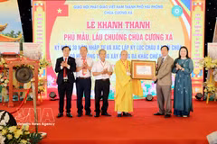 Cérémonie de remise du certificat de record d’Asie en tant que temple possédant le plus grand nombre de motifs de svastika gravés sur des murs en pierre en Asie à la pagode Cuong Xa. Photo: VNA