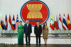 Le secrétaire général du PCV, To Lam, et son épouse rencontrent le secrétaire général de l'ASEAN, Kao Kim Hourn, et son épouse en Indonésie. Photo : VNA