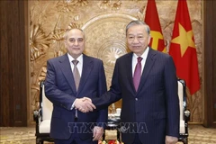 Le secrétaire général du Parti communiste du Vietnam (PCV), To Lam (droite), et Tahir Budagov, vice-président et chef du Bureau du Comité central du Parti du Nouvel Azerbaïdjan. Photo: VNA