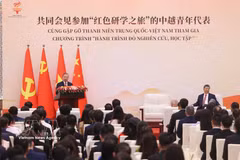 Le secrétaire général du Comité central du Parti communiste du Vietnam et président vietnamien To Lam et son homologue chinois, Xi Jinping, rencontrent des jeunes vietnamiens et chinois participant au programme « Voyage rouge d’étude et de recherche ». Photo: VNA