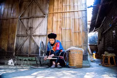 Le village de tissage du lin de Lung Tam – Un exemple brillant de préservation du patrimoine attaché au bien-être social