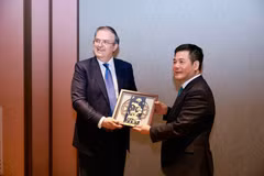 Le ministre vietnamien de l’Industrie et du Commerce, Nguyen Hong Dien (droite), et le secrétaire mexicain à l’Économie, Marcelo Ebrard Casaubon. Photo: VNA