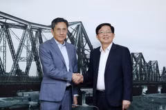 Le vice-Premier ministre Ho Quoc Dung (droite) reçoit le président de la compagnie FS Finance Suisse AG. Photo: VGP