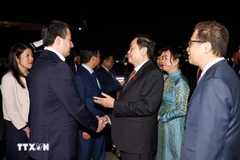 Le président de l'Assemblée nationale Tran Thanh Man, son épouse, et des délégués ouzbeks. Photo : VNA