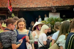 Selon une étude de l’Organisation mondiale du tourisme, les voyages sans visa pourraient augmenter le nombre de touristes internationaux de 5 à 25 %. Photo: VietnamPlus