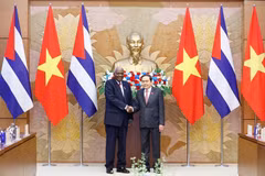 Le président de l’Assemblée nationale cubaine Esteban Lazo Hernández et le président de l’Assemblée nationale du Vietnam, Tran Thanh Man (droite). Photo: VNA