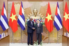 Le président de l’Assemblée nationale cubaine Esteban Lazo Hernández et le président de l’Assemblée nationale du Vietnam, Tran Thanh Man (droite). Photo: VNA