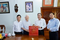 Le président de l’Assemblée nationale, Tran Thanh Man rend visite à l’ancien président Nguyen Minh Triet. Photo: VNA