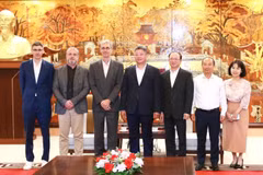 Le 6 novembre à Hanoï, le vice-président du Comité populaire de la capitale, Nguyen Manh Quyen, a reçu Sylvain Ouillon, représentant de l’Institut de recherche pour le développement (IRD) au Vietnam. Photo: hanoi.com.vn