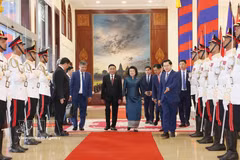 Cérémonie d’accueil solennelle pour Tran Cam Tu en visite officielle au Cambodge. Photo: VNA