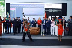 Le Premier ministre Pham Minh Chinh et sa délégation donne le coup d'envoi de la séance boursière à la Bourse de Johannesburg. Photo : VNA