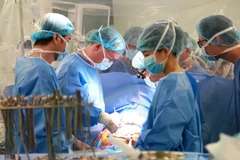 L'Hôpital militaire central 108 a réalisé avec succès la première transplantation cardiaque artificielle partielle de troisième génération (LVAD - Heart Mate3) au Vietnam. Photo : Vietnam+ 