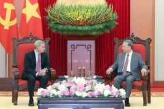 Le secrétaire général du Parti communiste du Vietnam (PCV), To Lam (droite), et Alex Rogers, président des affaires mondiales du groupe Qualcomm. Photo: VNA