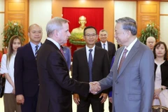 To Lam a appelé à un renforcement du transfert de technologies et de la coopération avec les entreprises vietnamiennes pour favoriser le développement des ressources humaines et l’intégration à la chaîne de valeur mondiale. Photo: VNA
