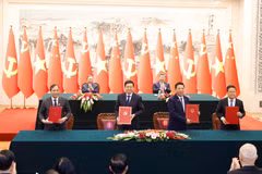 Cérémonie de signature d’un mémorandum de coopération entre la Commission d’organisation du Comité central du Parti communiste du Vietnam et son homologue chinoise, ainsi que d’un mémorandum entre le ministère vietnamien de la Construction et la Commission nationale du développement et de la réforme de Chine sur la formation ferroviaire visant à renforcer les compétences du personnel ferroviaire vietnamien. Photo : VNA