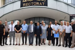 L’ambassadeur du Vietnam Tran Quoc Khanh et les directeurs de l’Université de Skikda. Photo: VNA