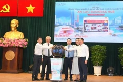 Cérémonie de lancement de "An Lac Business Hub", la première plateforme de commerce électronique B2B (business to business) locale du Vietnam. Photo: VNA