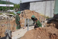 Dans les communes de Loc An et de Khe Tre, soldats et autorités locales travaillent sans relâche pour construire et réparer des maisons destinées aux familles les plus vulnérables. Photo: VNA