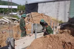 Dans les communes de Loc An et de Khe Tre, soldats et autorités locales travaillent sans relâche pour construire et réparer des maisons destinées aux familles les plus vulnérables. Photo: VNA