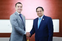 Le Premier ministre Pham Minh Chinh (droite) et le président équatorien Daniel Noboa. Photo: VNA