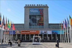 L'espace d'exposition du Vietnam se distingue par ses stands spacieux et visuellement attrayants, mettant en valeur les produits phares des entreprises ainsi que des symboles culturels vietnamiens. Photo: VNA