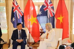 Nguyen Trong Nghia, membre du Bureau politique, secrétaire du Comité central du Parti communiste du Vietnam (PCV) et chef de la Commission centrale de la mobilisation de masse et de l’éducation du Parti, et la gouverneure générale d’Australie, Sam Mostyn. Photo: VNA