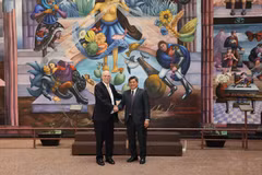 Le vice-ministre de l'Agriculture et de l'Environnement Tran Thanh Nam (droite) et le secrétaire mexicain à l'Agriculture et au Développement rural, Julio Berdegué Sacristán. Photo: VNA